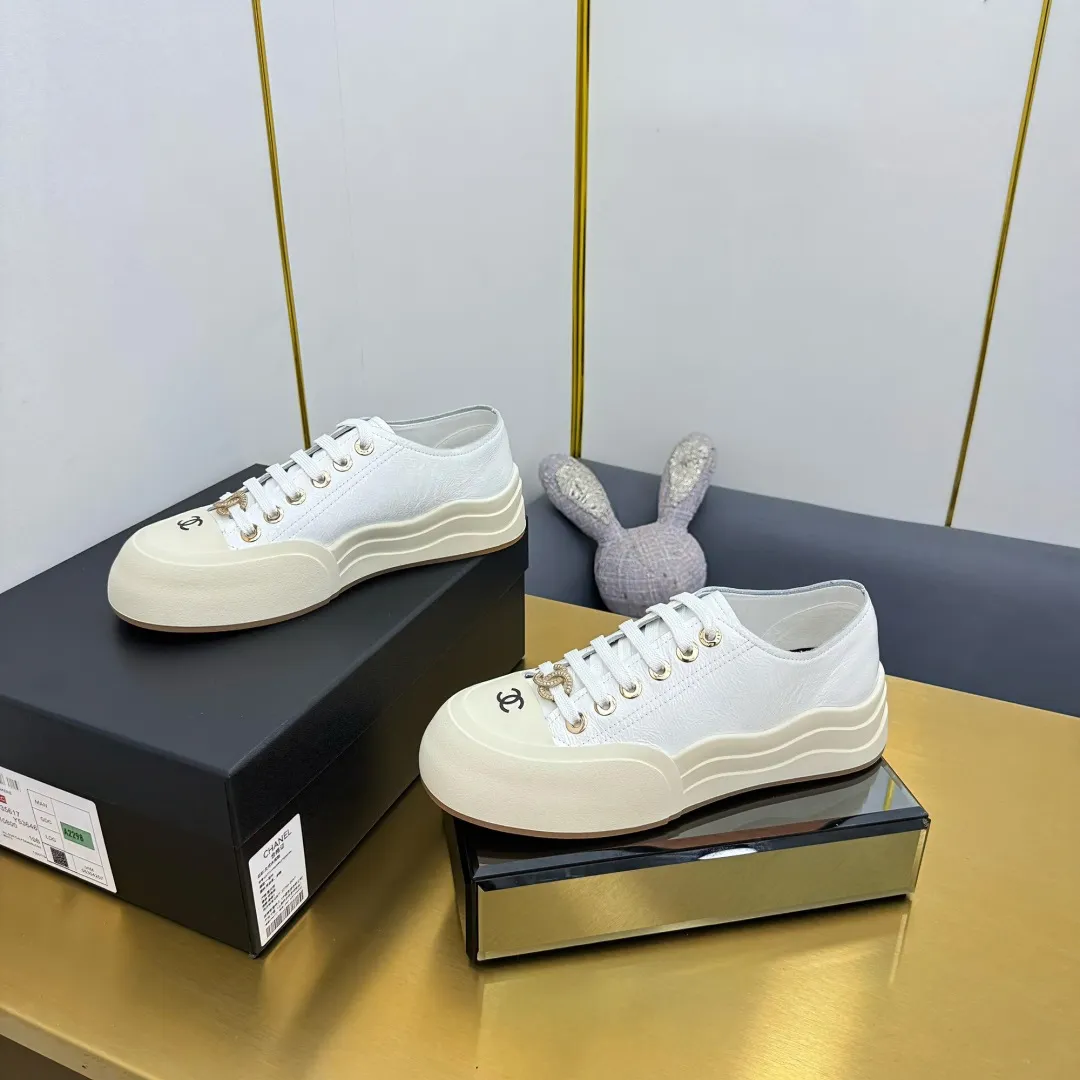 👟👟Ex-factory price 560👟👟 Top version, original quality! ! ! Chanel Chanel - 2025 biscuit shoes, the top casual sports shoes in the counter, this classic design; the upper is electro-embroidered with a variety of craftsmanship; the outsole is fashionable and sporty; the extraordinary inclusion of a variety of color elements... The diversified mix and match is very good-looking and versatile, casual, fashionable, sports, and outdoor can be taken into account... ꫛꫀꪝ Go➫ Material: ❶Upper: Original first-layer cowhide ❷Inner: Sheepskin ❸Outsole is based on: original TPU combination outsole, full set of boutique packaging for women 35–41 👉